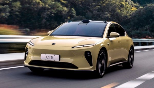 Продаваната в Северна Европа марка Nio държи първото място при по-големите седани със своя ЕТ5, който отчита 185 проблема на сто автомобила. BYD Han е на второто място. Tesla Model 3 в китайския си вариант се намира в средата на таблицата, с 212 проблема на сто. Последното място тук е за BYD Seal (223). 
