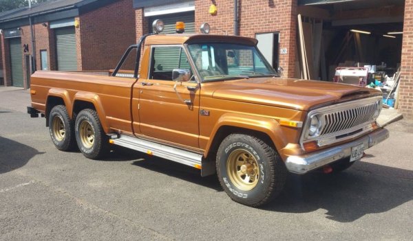 Не знаем кога точно Бонъм се е сдобил с този Jeep с една допълнителна ос и шест колела. Нито пък знаем защо. Но е документирано, че го е имал. 
