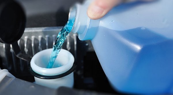 В инструкциите за Renault, например, се посочва, че в охладителната система трябва да се сипва само антифриз. Други производители обаче позволяват и добавяне на вода, което вероятно ще обърка някои от потребителите.

Кое е правилно? В инструкциите за повечето автомобили пише, че когато нивото на охлаждащата течност е ниско, трябва да се добави само антифриз. Така автомобилните производители се презастраховат. По-евтино е да добавите вода и по-добре дестилирана. Можете да я закупите в аптека или магазин за части. Не повече от един литър вода не представлява риск от замръзване. Ако трябва да добавите още, възможно най-скоро, трябва да смените антифриза.