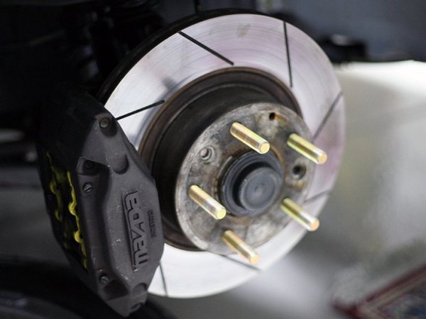 За някои превозни средства инструкциите изрично забраняват смазването на гайките на колелата. Тази забрана предотвратява спонтанното им отвиване. При липса на забрана обаче е препоръчително смазване на конуса и резбите на болта или гайката. 

Ако е предписана конкретна забрана, тогава е възможно да се смазва резбовата част на крепежния елемент на колелото с тънък слой графит. Това ще предпази частите от корозия и ще осигури плавно завъртане.