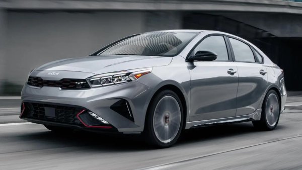 Kia Forte е по-добър компактен седан от Jetta, но това не означава, че няма проблем. Подобно на Jetta, само 47% от настоящите собственици казаха, че биха си я купили отново.