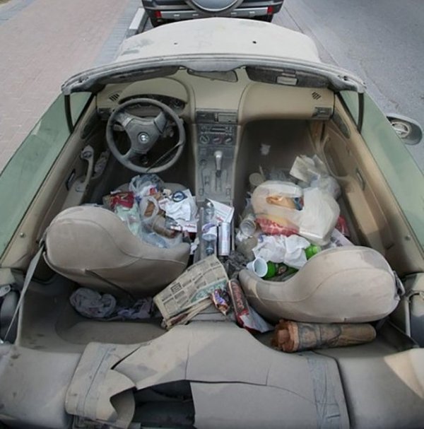 Изоставени по улиците на Дубай автомобили 