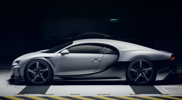 Това е разстоянието в сантиметри, с което тази версия е по-дълга в сравнение с конвенционалния Chiron. Задната секция е удължена в така наречения "Longtail" стил, за да се подобрят аеродинамиката и стабилността при високи скорости.