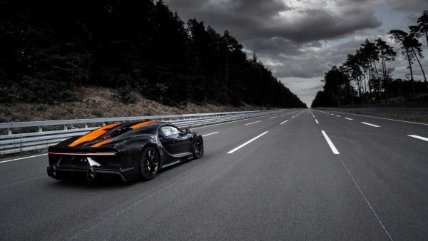 Това е максималната скорост в км/ч, достигната с Chiron Sport 300+ - екстремната версия от която произлиза този Super Sport. Извън цветовете, машината, управлявана от Анди Уолъс е почти идентична. Но при клиентските версии максималната скорост ще е 440 км/ч.