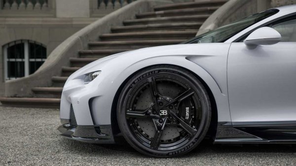 Дръжте се здраво! Това е скоростта в км/ч, която гумите Michelin Pilot Sport Cup 2, монтирани на Chiron Super Sport могат да издържат "продължително", тоест, не само за кратко. Разработени специално за високи скорости, тези гуми са тествани на съоръжение, оригинално създадено за проверка на колелата на космическите совалки.