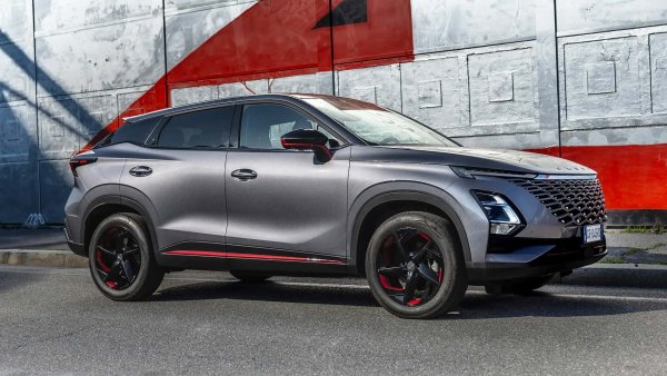 Първият автомобил на Chery, който ще излезе по европейските пътища, е Omoda 5. Той вече се предлага на пазара в Испания на базова цена от 22 990 евро. В Италия ще струва по-малко от 30 000 евро, докато в във Великобритания е обявена цена на базовата версия от 24 000 лири (28 000 евро).

Omoda 5 е компактен SUV с дължина от 4,40 метра, който е сочен за конкурент на Nissan Qashqai или Toyota C-HR. Дизайнът му е на SUV купе, като засега се предлага само с един двигател - 1.6 TGDI турбо бензин със 186 к.с. и 275 Нм. Задвижването е предно, а скоростната кутия е 7-степенна автоматична с двоен съединител.
