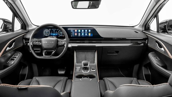 В интериора на Omoda 5 се откроява двойният 10,25-инчов LCD екран за цифровия инструментален приборен панел и на информационно-развлекателната система. Стартът на европейските продажби на  Omoda 5 е планиран за лятото на 2024 г.
