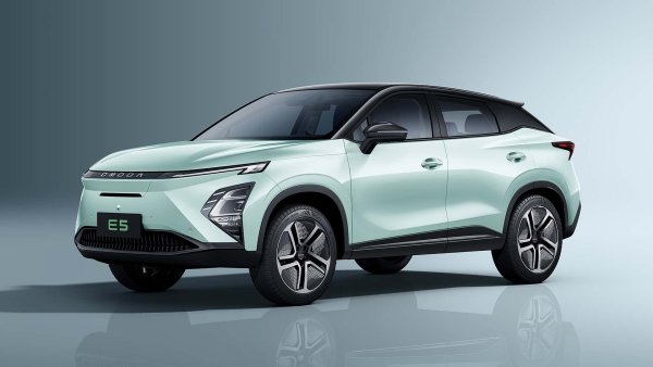 Omoda E5 е електрическата версия на Omoda 5, която разполага с различни екстериорни детайли, особено на предницата, фаровете и алуминиевите джанти. В Испания се продава от 37 900 евро и скоро ще се появи и на други пазари.
