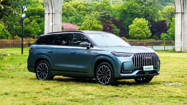 Европейският флагман на Chery се нарича Jaecoo J8. Това е дълъг 4,82 метра SUV, който в най-високата версия предлага мощен plug-in хибриден двигател с 608 к.с. и 915 Нм.

Бензиновият двигател 1.5 TGDI обединява два електрически мотора (по един на всяка ос), които осигуряват задвижване на четирите колела, свързано със 7-степенна автоматична скоростна кутия с двоен съединител.
