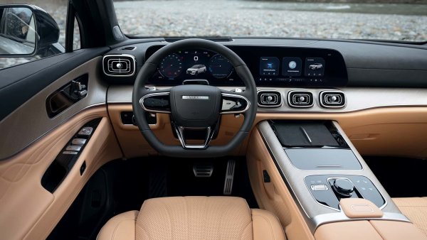 Комфортът при пътуване, оприличен от производителя на първокласно изживяване, е гарантиран от активното окачване &bdquo;Нулева гравитация&ldquo; и големите тапицирани с кожа Nappa седалки на кресло с електрическо регулиране, отопление, вентилация и масаж.
