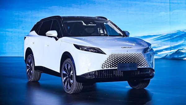 Най-свежата новост е Omoda 7 - SUV, който развива концепцията на Omoda 5 с още по-модерен и аеродинамичен стил (Cd 0,29) и щедър размер - дължина 4,62 метра.

Европейският дебют на Omoda 7 е планиран за 2025 г., като датата все още не е определена. Китайският SUV получава 20-цолови джанти и plug-in хибриден агрегат, който комбинира 1.5 TGDI бензинов двигател с електрически мотор, за мощност, която все още не е обявена официално.
