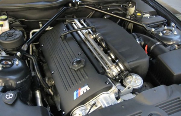 Един от наистина легендарните агрегати на последния четвърт век. Познат като S54, той бе финалната еволюция на много успешния S50 - редови бензинов мотор с шест цилиндъра и атмосферно пълнене. Това последно "ура" бе създадено за една много паметна кола - BMW M3 от поколението Е46. 
