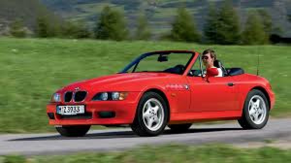 Ако искате практична кола, по-добре забравете за BMW Z3, ​​тъй като нейният багажник събира 165 литра, а в кабината трудно ще намерите място, на което да си оставите портфейла. И това със сигурност ще ви тежи в ежедневието.

Но пък, ако не се притеснявате от подобни неща, получавате роудстър със задно предаване с двигатели с мощност 118, 143, 150 и 193 к.с. (има версия M с 321 к.с., но тя струва повече). Благодарение на здравото окачване и отличното кормилно управление, този автомобил предлага типичното за BMW усещане зад волана.