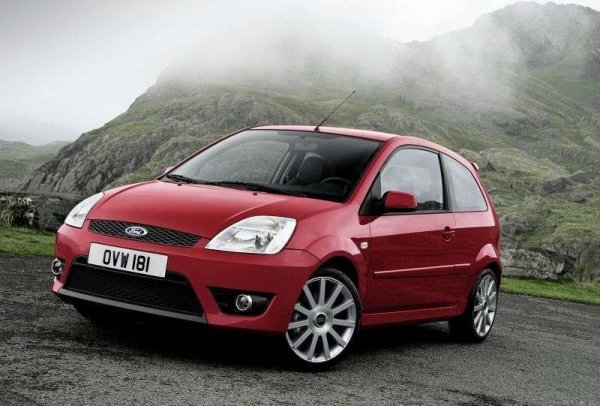 Може би Ford Focus RS е компактният спортен автомобил, за който мечтаете, но ако не ви стигат парите, Fiesta ST може да е добра алтернатива. Той се задвижва от 2,0-литров атмосферен мотор със 150 к.с., който е много надежден.

Шасито на хечбека също е с отлични настройки, а самият модел е доста популярен, така че лесно може да се намери екземпляр с пробег от под 100 000 км.