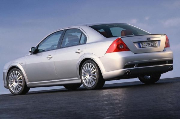 Този Ford предлага много пъргава реакция на педала на газта, мощни спирачки и добро сцепление, независимо от факта, че неговият 3,0-литров V6 двигател изпраща мощността от 226 к.с. към предните колела. Ускорението от 0 до 100 км/ч отнема 7,4 секунди, а максималната скорост е 243 км/ч.

Това е един от най-разумните спортни автомобили в този списъка, тъй като става и за типична семейна кола. При достатъчно търпение може да се намерят бройки с пробег от 100 000 до 150 000 км.