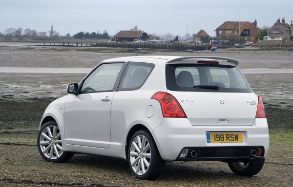Малък и лек спортен автомобил с атмосферен двигател, способен да се развърта до над 7500 оборота в минута? Неговите 125 к.с. мощност изглеждат като скромни цифри, но теглото от само 1081 кг и добре настроено шаси превръщат Suzuki Swift в изключително забавна кола. Освен това, за 5000 евро могат да се намерят отлично запазени екземпляри.