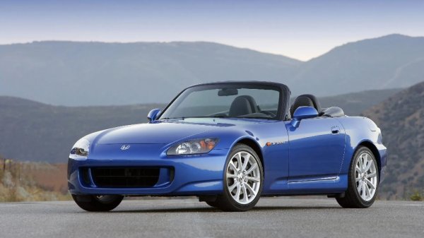 Когато става дума за компактни, японски роудстъри, Mazda MX-5 Miata често е първият, за когото се сещаме, но S2000 на Honda е този, който извежда формулата на лекота и баланс до крайност. Нейният 4-цилиндров редови двигател F20C предлага най-високата специфична мощност от всички такива мотори, като освет това е и един от най-високо оборотните.

Двигател &ndash; 2,0/ 2,2-литров редови с 4 цилиндъра

Скоростна кутия - 6-степенна механична

Задвижване &ndash; задно 

Мощност - 238&ndash;242 к.с.

Въртящ момент &ndash; 207-220 Нм

Ускорение от 0 до 100 км/ч - 5,9-6,2 секунди

Максимална скорост &ndash; 240 км/ч