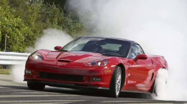 Chevrolet Corvette е в своето осмо поколение, но ако търсите употребяван екземпляр, C6 в момента предлага най-добрата стойност за парите. Шестото поколение Corvette е последното от старата школа, като неговият наследник получи нов дизайнернки стил, който доведе по-късно и до средно разположение на мотара, както и до замяната на двигателите LS с по-новите LT.

Двигател - 6,0-7,0-литров V8/ 6,2-литров V8 с компресор

Скоростна кутия - 6-степенна механична/4 или 6-степенна автоматична

Задвижване &ndash; задно

Мощност - 400-638 к.с.

Въртящ момент &ndash; 542-819 Нм

Ускорение от 0 до 100 км/ч &ndash; 3,4-4,4 секунди

Максимална скорост &ndash; 290-330 км/ч