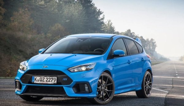 Хот-хечовете са едни най-забавните спортни коли, защото можете да ги карате ежедневно. За съжаление, броят на предложенията в този клас намалява, но пък винаги можете да се обърнете към пазара на употребявани автомобили. Там ще намерите Focus RS, който е базиран на предишното поколение на Focus и предлага по-горещи версия на 2,3-литров двигател EcoBoost, комбиниран с агресивен бодикит и задвижване на четирите колела.

Двигател &ndash; 2,3-литров, редови, с 4 цилиндъра и турбокомпресор

Скоростна кутия - 6-степенна механична

Задвижване &ndash; AWD (на четирите колела)

Мощност &ndash; 350 к.с. 

Въртящ момент- 440 Нм

Ускорение от 0 до 100 км/ч &ndash; 4,7 секунди

Максимална скорост &ndash; 265 км/ч