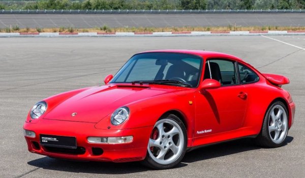 Почти всяко Porsche 911 може да предложи забележително шофиране, но ако искате истинското нещо по-така, модел с въздушно охлаждане е най-добрият избор. Поколението 993 е последното 911 с въздушно охлаждане и докато моделите Turbo са доста над това, което повечето хора са способни или желаят да похарчат за кола, моделите Carrera все още са относително достъпни. Благодарение на разположението на двигателя отзад, всяко 911 може да се похвали с нестандартно ускорение. Пъргавото шаси и компактният размер означават, че 993 е лек и нетърпелив за промяна на посоката.

Двигател &ndash; 3,6-литров &bdquo;боксер&ldquo; с 6 цилиндъра

Скоростна кутия - 6-степенна ръчна/ 5-степенна автоматична Tiptronic

Задвижване -задно 

Мощност - 272-285 к.с.

Въртящ момент &ndash; 330-340 Нм

Ускорение от 0 до 100 км/ч &ndash; 5,1-5,3 секунди

Максимална скорост &ndash; 270-275 км/ч
