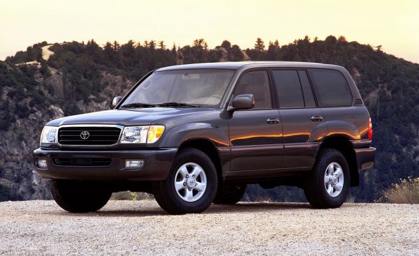 Първите модели на Land Cruiser живеят по две десетилетия и дори повече. Но през 90-те ожесточената конкуренция принуждава Toyota да ускори малко жизнения им цикъл. През 1998 Серия 80 отстъпва място на новата Серия 100. Промените в дизайна са умерени, но в технологично отношение това е вече съвсем друга кола. Шасито е с 50% по-устойчиво на усуккване, твърдата ос е заменена от независимо предно окачване, а под капака се появява нов 4.7-литров V8 двигател с мощност 230 конски сили. След няколко дребни фейслифта мощността скача до 275 коня през 2006 година. 
