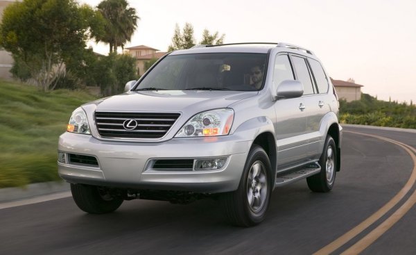 
На някои пазари се продава и като Land Cruiser Prado, а американците я получават под формата на Lexus GX470 (на снимката) през 2003. На същата платформа е построена и Toyota 4Runner. Системата за задвижване на четирите колела е стандартна, но основната част от въртящия момент се прехвърля вече към задните колела. 
