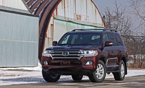 През 2008 излиза ново поколение и на "големия" Land Cruiser, означаван като 200 Series. Той е една степен по-луксозен от предшественика си и върховата версия се задвижва от 5.7-литров V8 с 381 конски сили, съчетан с 6-степенен автоматик. Този модел се задържа над десетилетие на пазара, като през 2016 получи фейслифт. 
 