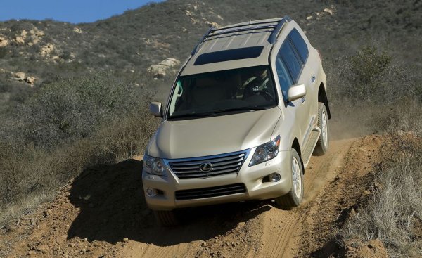 Луксозната марка също предлага своя версия на 200 Series. Наречена LX570, тя ползва същия 5.7-литров V8, но включва доста повече премиум опции. Навремето Car&Driver я нарече "бентлито на SUV-моделите" - без да подозира, че скоро Bentley ще има свой собствен SUV. Фейслифтът през 2016 въведе 8-степенен автоматик вместо 6-степенния. 
