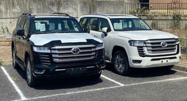 След дълги години на спекулации, че и Land Cruiser ще последва съдбата на автомобили като Mitsubishi Pajero и ще изчезне, Toyota все пак разработи новото поколение. Преди броени дни ви показахме първите му снимки. Засега знаем, че Series 300 ще разполага с две хибридни версии, и двете с 3.5-литров V6. По-слабата ще развива 299 конски сили, а по-мощната - около 415. 
