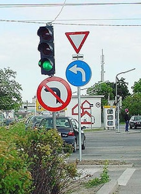 Място 3: В Австрия не са единодушни по този въпрос - дали тук трябва да се завие на ляво или не може.