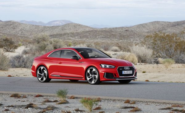 В ерата на даунсайзингът, няма как от това да не пострада и RS5, който заменя V8 мотора с V6. Агрегатът с обем 2,9 литра предлага мощност от 44 конски сили, което е малко по-малко от това на "осмака". А на мястото на 7-степенният автоматик с двоен съединител се настанява 8-степенна трансмисия.