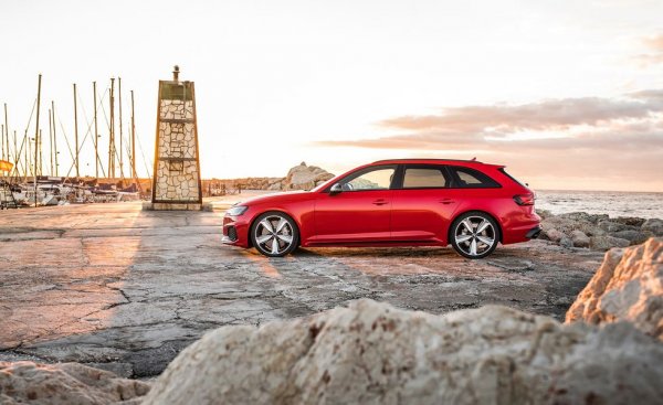 Историята на спортното комби повтаря напълно тази на RS5 с лансирането на V6 туинтурбо с 444 к.с.