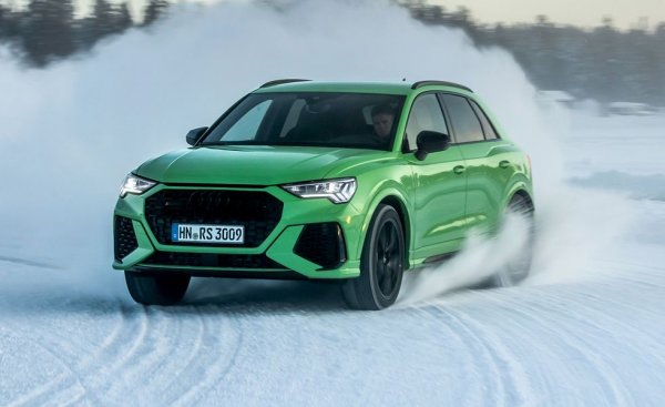 Голямата новост в гамата на Q3, както и на RS Q3 е добавянето на купе-образната версия Sportback. За задвижването се грижи познатия 2,5-литров турбомотор с 400 конски сили, който изстрелва компактния кросоувър от 0 до 100 км/ч за малко над 4 секунди.