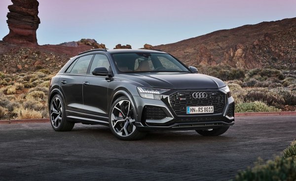 Нямаше как най-спортният и агресивен модел на Audi да се размине с RS дериват. RS Q8 в техническо отношение е доста сходен с Lamborghini Urus, като използва неговият V8 двигател, но с мощност от 600, вместо 650 конски сили.