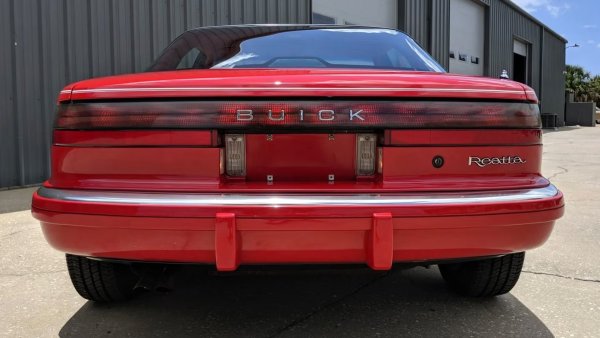 През 1988 Buick пуска двуместен луксозен автомобил в стила на Mercedes-Benz SL. Той е  базиран на скъсена платформа на Riviera и използва нейния 3,8-литров V6. Когато Reatta се появява на пазара, тя е оборудвана с изобилие от модерен лукс и авангардни технологии за времето, като цифрова катодно-лъчева тръба (CRT). 

Като цяло моделът се продава сравнително добре в началато, но след 2 години продажбите започват бързо да спадат, така че дори версията &bdquo;кабриолет&ldquo; не можа да спаси колата. Последната моделна година е 1991.