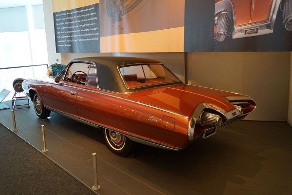 През 30-те години на миналия век Chrysler започва програма за турбинни двигатели, която кулминира с половинвековен турбинно задвижван автомобил, излизащ на пътя през 60-те години. Chrysler направи общо 50 Chrysler Turbines през 1963  и 1964 като пилотна програма за потребителско тестване, но никога не ги продава като производствени автомобили.

Турбината имаше сложна процедура за стартиране, невпечатляващо ускорение и висок разход гориво, като всичко от придружавано от силен шум. Потенциалът беше налице, тъй като колата можеше да работи с дизелово гориво, бензин, керосин и реактивно гориво JP-4. Потребителската програма приключи през 1966 и всички автомобили с изключение на няколко прототипа бяха унищожени. 