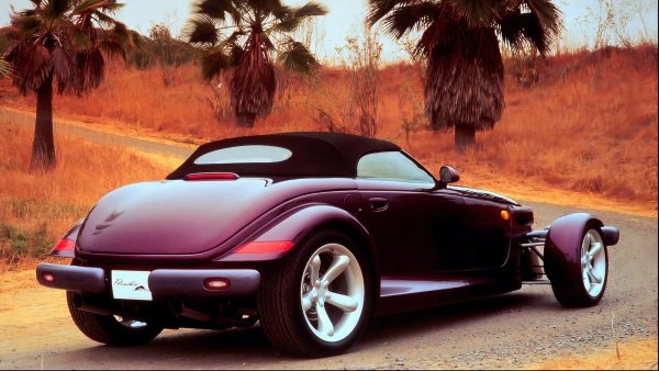 Към края на миналия век автомобилните производители произвеждаха ретро дизайни с различна степен на успех. Най-странният ретро дизайн, който стигна до производство, беше Plymouth Prowler, който по-късно стана Chrysler Prowler. Започва като концепция, но след положителен прием през 1996 е показана производствена версия. Независимо дали се харесва или е мразен, Prowler беше нещо напълно различно.

Факт е, че Chrysler показа смелост в дизайна, но бюджетът за създаването на тази кола не беше неограничен. По-голямата част от парите са похарчени за шасито и след това за усъвършенствана алуминиева каросерия. Пари за двигателя не останаха и хотроудът получи V6 вместо V8, който повече би му подхождал. Все пак са произведени 12 000 бройки, като в Chrysler смята това за успех за такъв нишов продукт.