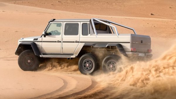 Mercedes е предпочитаната марка за луксозни седани, купета, кабриолети и SUV. Ето защо беше такова удоволствие, когато в продължение на няколко години Mercedes-AMG произвеждаше и продаваше коли със задвижване на шест колела с над 500 конски сили.

Mercedes описва автомобила като &bdquo;най-превъзходния и екстравагантен офроудър, който някога е бил разработван и конструиран от инженери&ldquo;. В допълнение към допълнителната ос, Mercedes също добави портални оси и система за контрол на налягането в гумите, така че да можете да помпате и изпускате гумите по всяко време. Интериорът също е прекрасно място, но 6x6 се оказа изненадващо бавен. Като цяло &ndash; странен, но супер готин.
