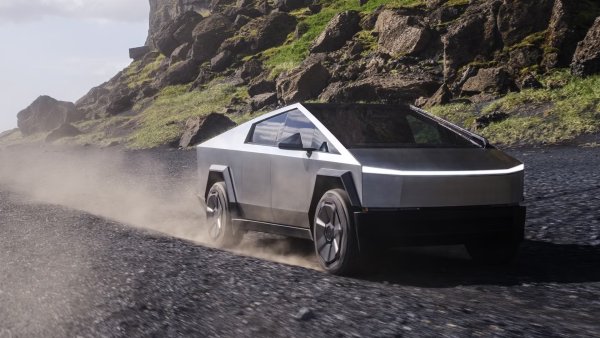 Задвижване: Три електрически мотора

Мощност: 845 к.с.

Въртящ момент: 13 920 Нм

Години на производство: 2024