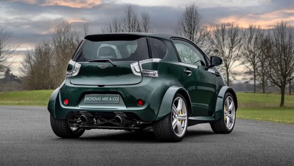 Aston Martin е разпознаваема марка за определени стилове луксозни автомобили. Те обикновено са бързи, красиви и много скъпи. Aston Martin Cygnet обаче е само последното. Малкият базиран градски автомобил се появи в резултат от законодателството, изискващо марката да произвежда някои ултра-икономични коли.

По принцип Cygnet е преработена Toyota iQ с уникални фарове, задни светлини, предна решетка и интериор. 300 бройки са продадени в световен мащаб на цена от 50 000 долара всяка, като колите са достъпни само за собственици на &bdquo;истински&ldquo; Aston-и, което сега ги превръща в колекционерски артикули. 