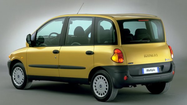 В края на 90-те години започна производството на две от най-грозните коли, правени някога. Едната беше Pontiac Aztec, а другата -з много по-странният Fiat Multipla, пуснат на пазара през 1998. Името Multipla датира от 60-те години на миналия век и беше върнато за странния двуредов и шестместен автомобил. Тъй като е достатъчно широк, за да седнат трима души отпред, Multipla имаше шанс да изглежда проходим и дори добър.

Вместо това, Fiat украси автомобила с произволни дизайнерски елементи като допълнителната панел под предното стъкло с допълнителни светлини. Според хора, които са карали Multipla, видимостта е отлична заради голямато стъкло, а двете жабки са полезни. Второто поколение беше малко по-добре изглеждащо, но това не му помогна, за да оцелее след 2010.