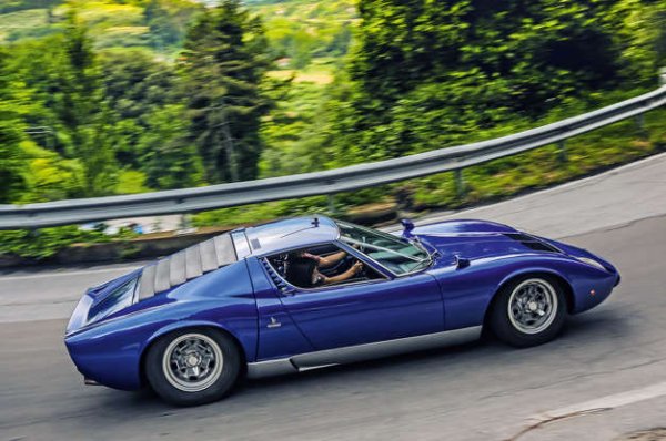 Възприеман като пионер: 1966 Lamborghini Miura (1966 година)

Lamborghini Miura беше представено, за да ахне от тълпата, присъстваща на автомобилното изложение в Женева през 1966 г., не на последно място защото постави двигателя си точно зад водача - като кола от Формула 1. Ако обаче италианците бяха обърнали внимание, те щяха да разберат, че Lamborghini не е първият, който е въвел тази идея в пътно приложение. И дори не е вторият.