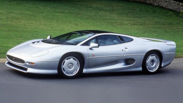 Като цяло XJ220 е високо ценен и успешен суперавтомобил, който е най-бързия за времето си, но би могъл да бъде и нещо много повече. Защото клиентите предплатили за хиперкола с 4х4 задвижване и V12 двигател, а реално получили заднозадвижвана с V6. И някои доста се нацупили от този факт...