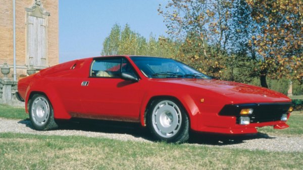 Сам по себе си не изглежда толкова ужасно, но страда от това, че е описан от производителя като по-скромна и достъпна алтернатива на Countach. Или нещо като акула - вегетарианец или целомъдрена порнозвезда...