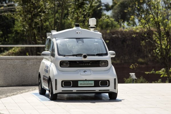 За да се гарантира безопасността, такива превозни средства ще разполагат с десетки сензори, включително радар, LIDAR, камери, ултразвук и сензори за влажност на пътя. Те дори ще имат микрофони, които, според говорител на Mercedes, &bdquo;са особено важни за откриване на превозни средства за спешна помощ&ldquo;. Ако бъдат забелязани пречки, системата ще издаде предупреждение към водача да поеме обратно контрол. Ако няма отговор след няколко секунди, колата ще намери място за безопасно спиране.

Системите за асистирано шофиране могат да предложат неочакван недостатък: Може да загубим радостта и уменията, придобити от натрупвания опит като шофьори.
