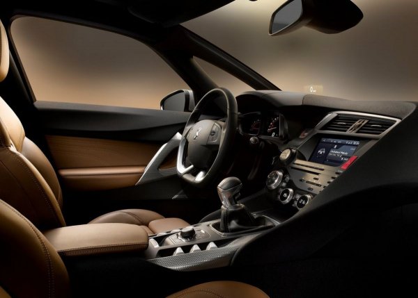 Още преди френската компания да изнесе DS в отделна марка, по-особените модели на Citroen имаха интересен дизайн отвън и отвътре. Най-впечатляващият интериор беше на DS 5.