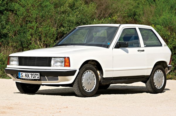 След като в края на 1980 г. компанията Mercedes-Benz закрива своето рали-подразделение, всички негови сътрудници са преназначени в нов отдел, който трябва да разработва компактни градски автомобили. Първото негово "дете" е 190 Е Stadtwagen ("градски автомобил"), чийто тестови прототипи на няколко пъти са заснети редом със седана 190 Е.
