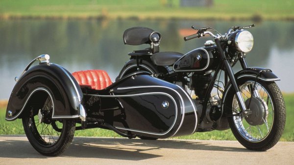 Оригиналната Isetta, проект на италианската компания ISO пък била задвижвана от едноцилиндрови мотори, използвани като стартери за самолети.