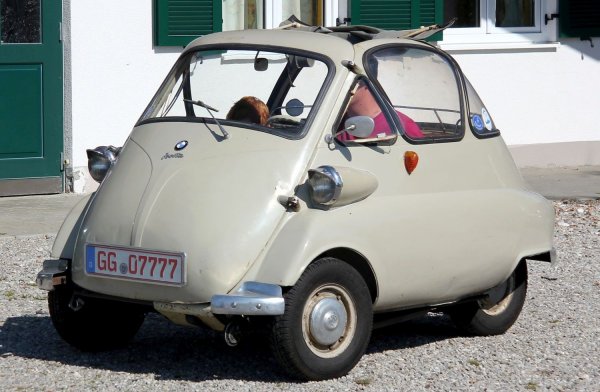 Малката "балонеста" кола, която връща BMW на автомобилната сцена в следвоенния период се задвижва от едноцилиндров двигател от популярната серия мотоциклети R25. Агрегатът е с обем от 245 куб. см и постига мощност от 12 к.с. в първата си версия. Впоследствие мощността нараства на 13 к.с.