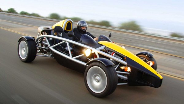 Малко коли са успели да приложат принципа за редуциране на теглото в толкова екстремни граници. При Atom тръбната рама и празно тегло от едва 600 кг, комбинирани с мощни и пъргави двигатели дават нечувани нива на динамика.